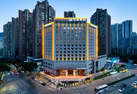 重庆豪华酒店外观，现代建筑风格，玻璃幕墙，夜晚灯光璀璨，高端大气