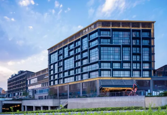 重庆江景度假酒店，临江而建，现代化建筑，大面积落地窗，环境优美