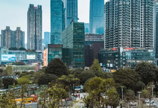 重庆朝天门附近商务酒店外观，现代化建筑，地理位置优越，交通便利