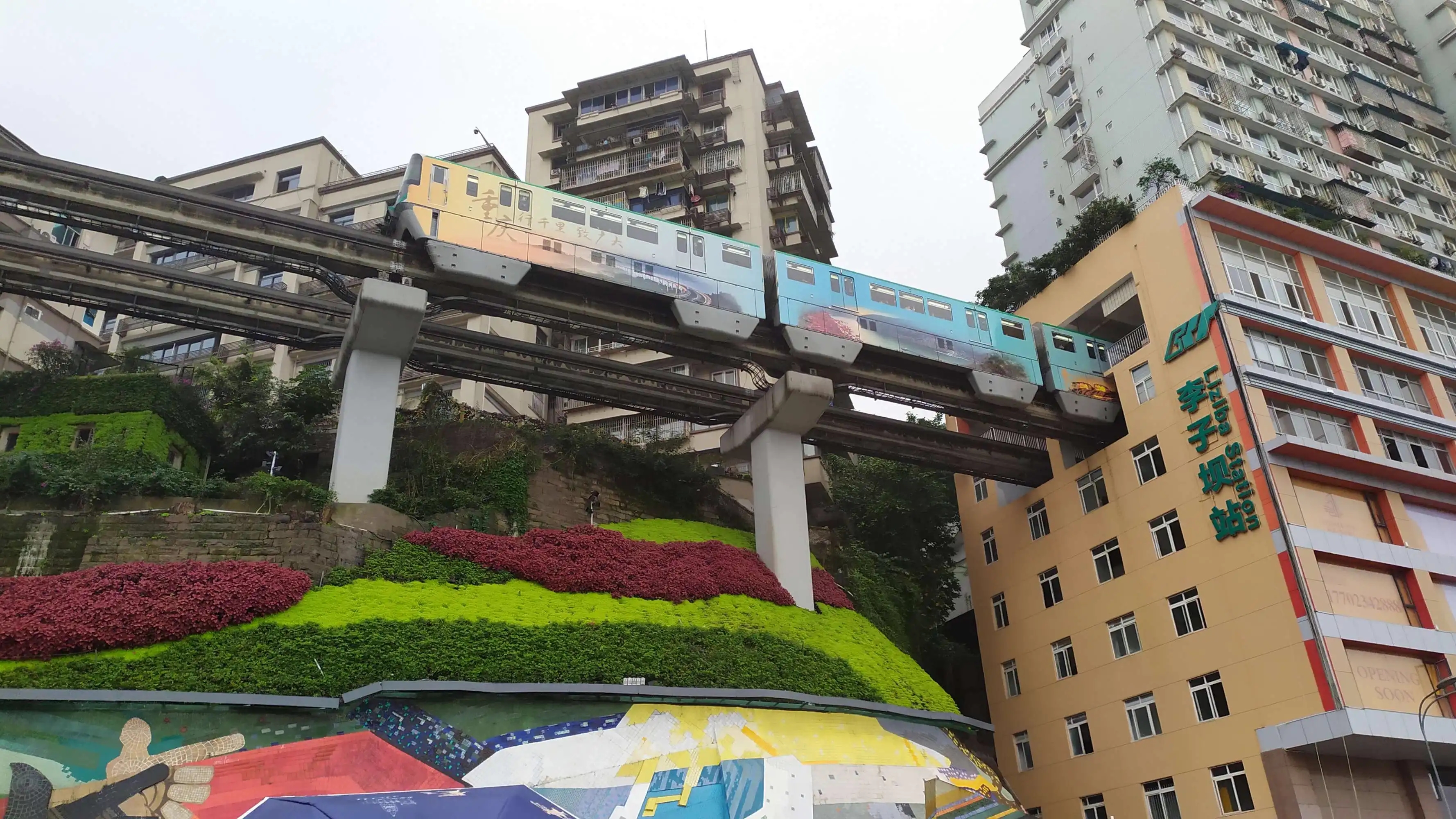 重庆解放碑步行街，繁华商业中心，高楼林立，人群熙攘