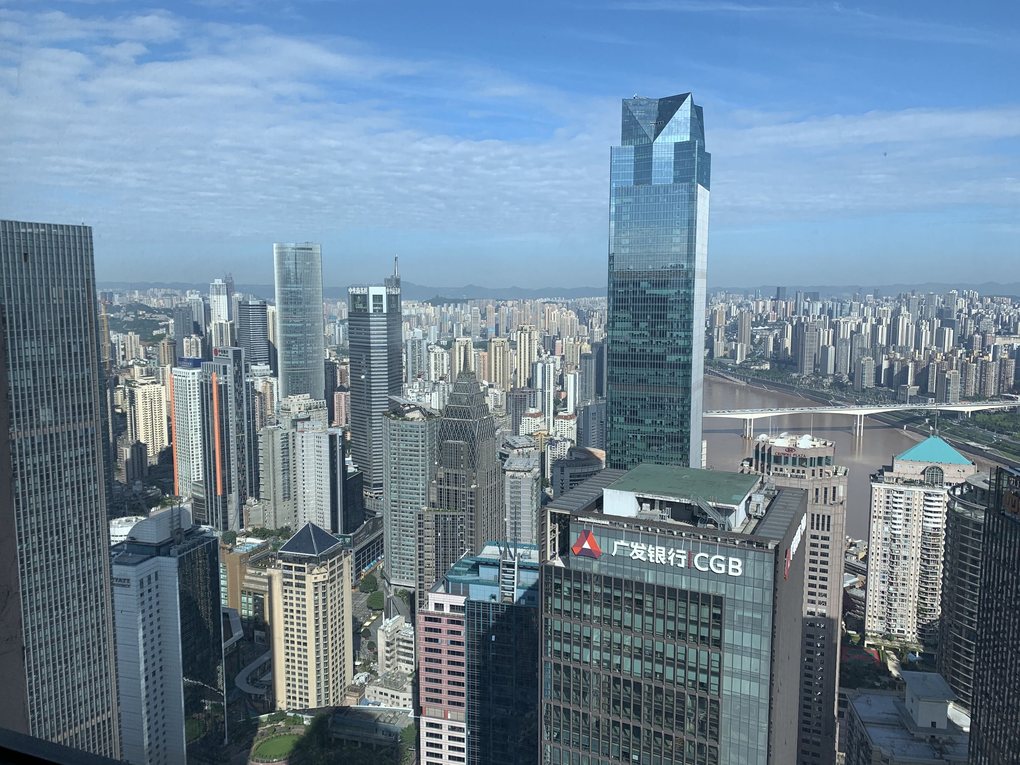 重庆渝中半岛全景，现代化城市建筑与传统山城地形完美结合，景色壮观