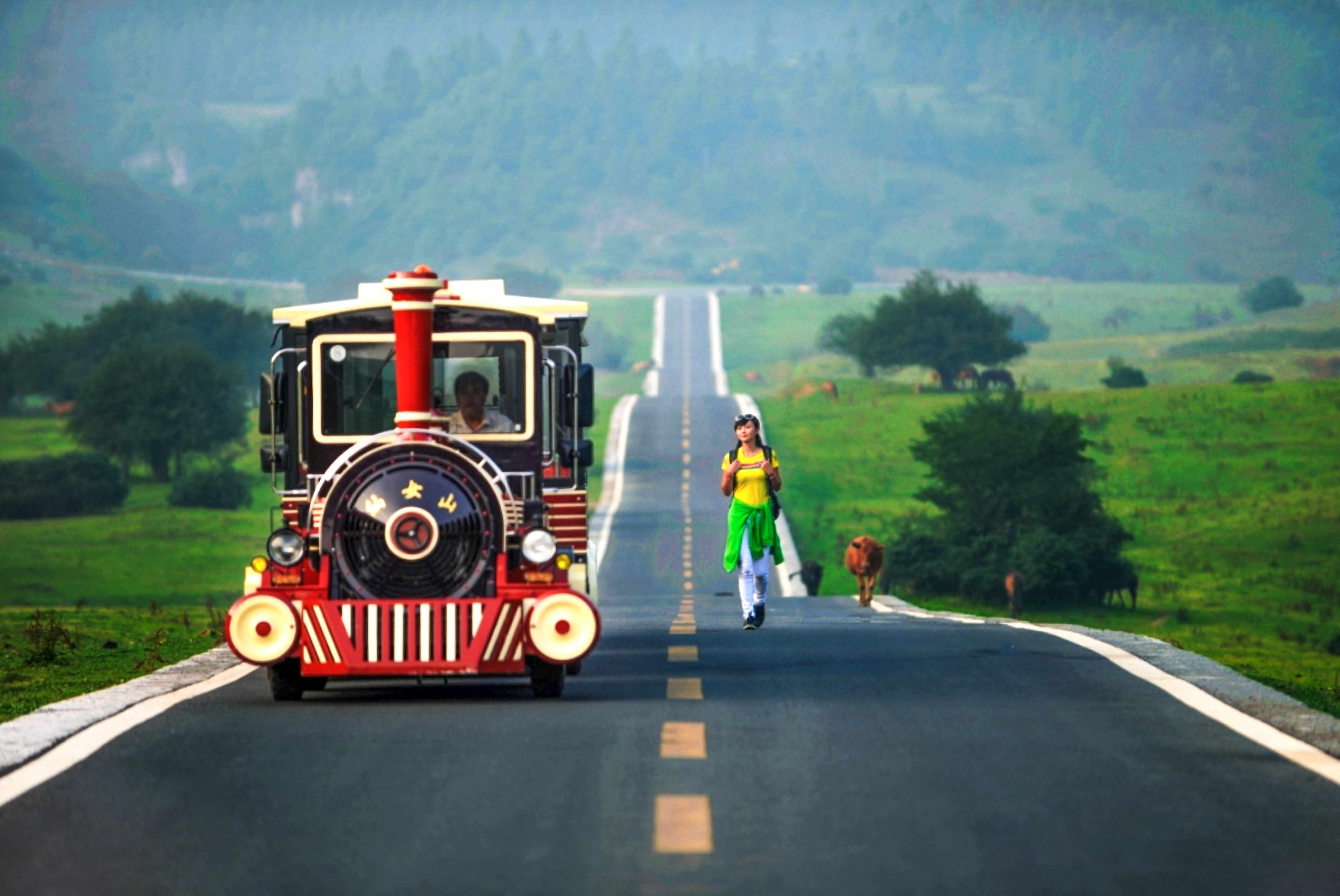 长江三峡壮丽景色，青山绿水，船只航行，云雾缭绕