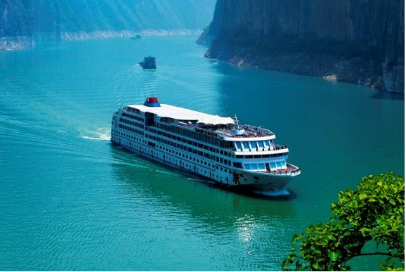 重庆日间观光游船，现代化游船，宽敞甲板，乘客欣赏两岸风景