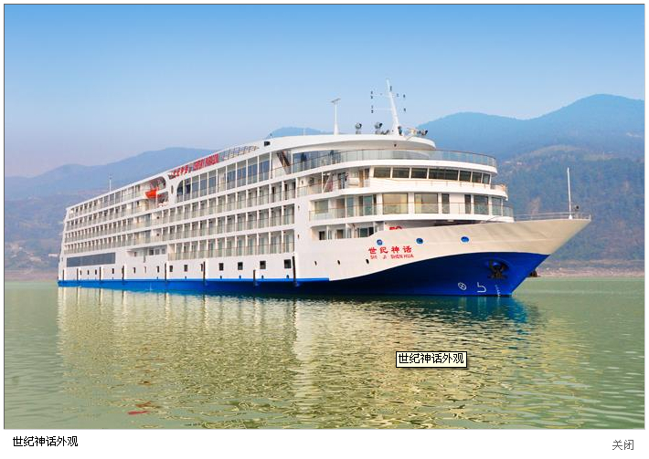 高速游船在江面行驶，激起浪花，乘客体验刺激的水上运动